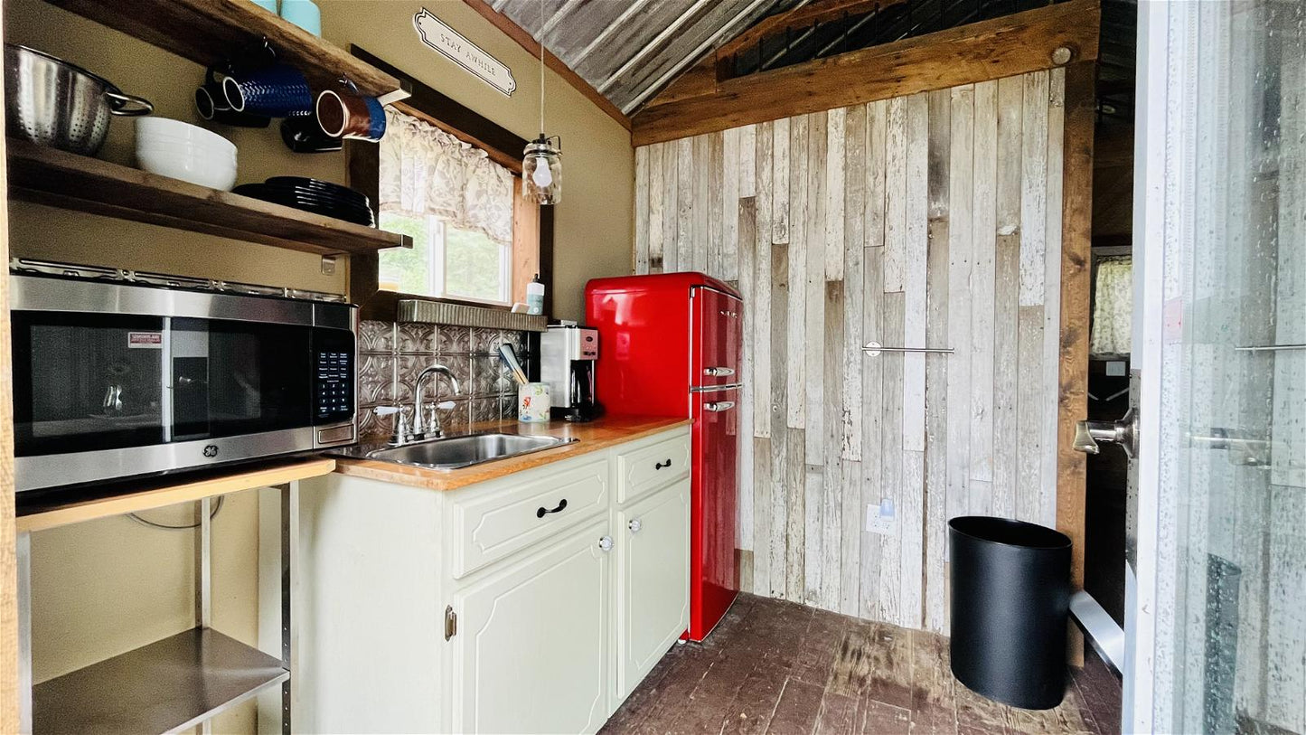 Tiny Barn (Cabin 4)